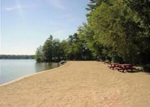 Plage à proximité, chaises longues