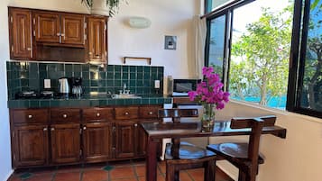 Frigorífico, microondas, placa de cocina y cafetera o tetera