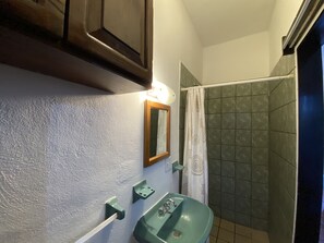 Douche, sĂšche-cheveux, serviettes fournies, savon
