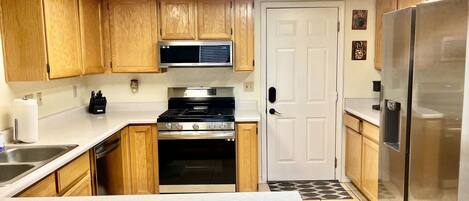 Frigorifero, microonde, forno, piano cottura