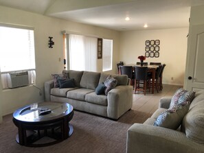 Smart TV, fireplace, DVD player, books - Your Flagstaff home away from home (Flagstaff)