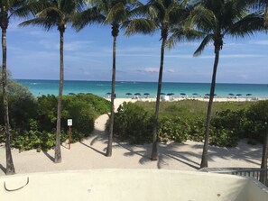 على الشاطئ، مظلات الشاطئ