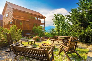 Outdoor dining - The Majestic: Spectacular View, Theater, Games, Hot Tub, Wifi, Resort Pool! (Sevierville)