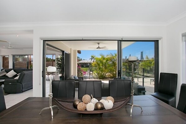 Dining - Relax, Escape and Enjoy! (Gold Coast)