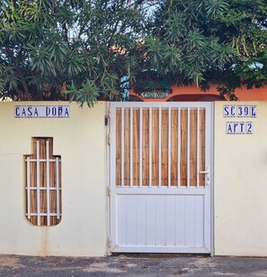 A gated entrance with a sign reading "CASA DORA" and another sign with "SC39E APT2".