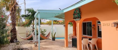 تناول الطعام بالخارج