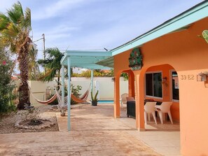 Outdoor dining - Tropical Home-away-from-Home; private, with plungepool & near Palm Beach. COSY! (Noord)