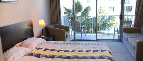 2 soveværelser, pengeskab på værelset, skrivebord, strygejern/strygebræt