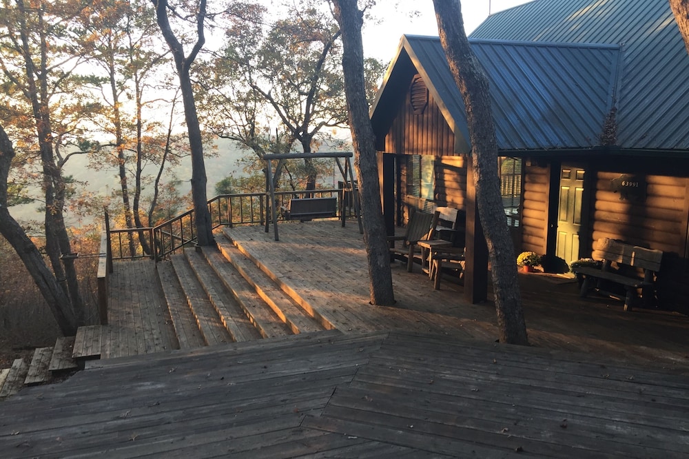 Beautiful and roomy two bed, two bath cabin nestled in the Kiamichi Mountains