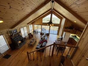 テレビ、暖炉、DVD プレーヤー、書庫