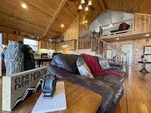 TV, fireplace, DVD player, books - Beautiful and roomy two bed, two bath cabin nestled in the Kiamichi Mountains (Hodgen)