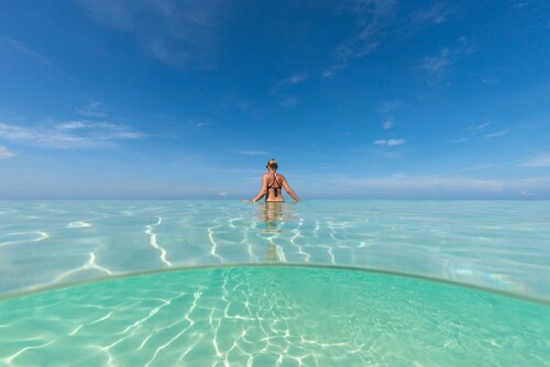 4BR Penthouse, Seven Mile Beach (Schlaf 10), Blick auf das Meer und den Pool von der Dachterrasse