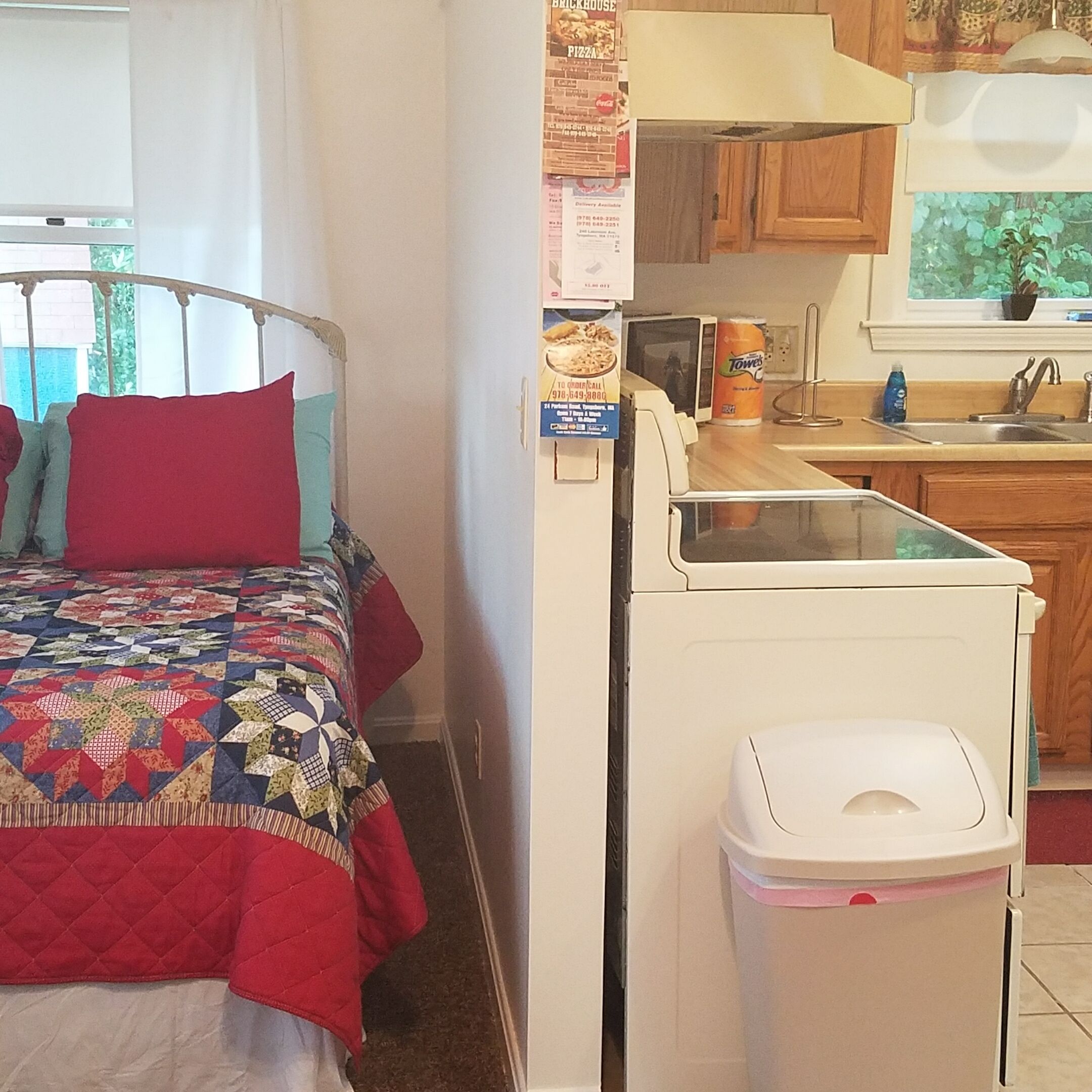 Quaint Cottage right on Long Pond in Dracut Massachsettes. Lake view,