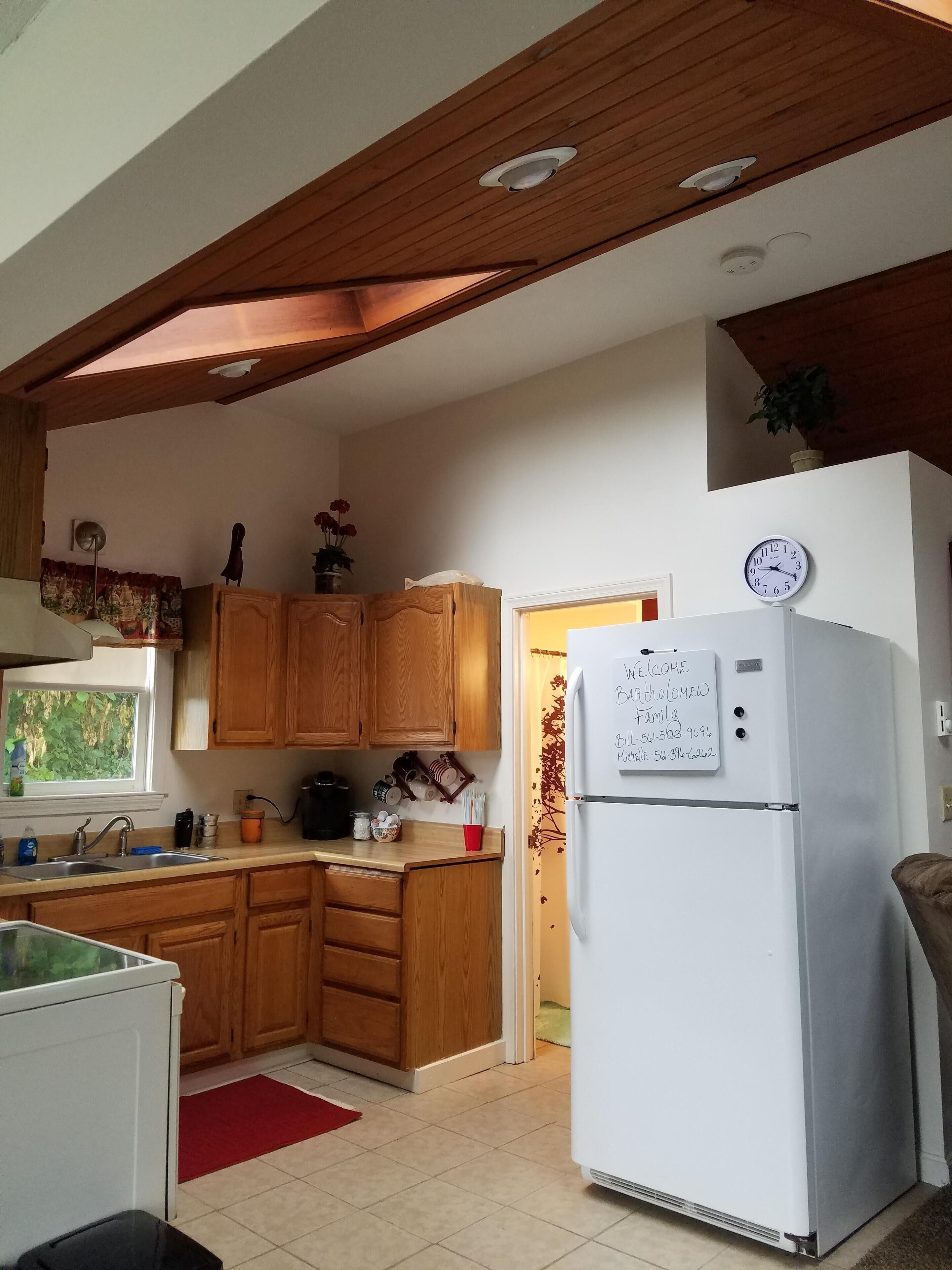 Quaint Cottage right on Long Pond in Dracut Massachsettes. Lake view,