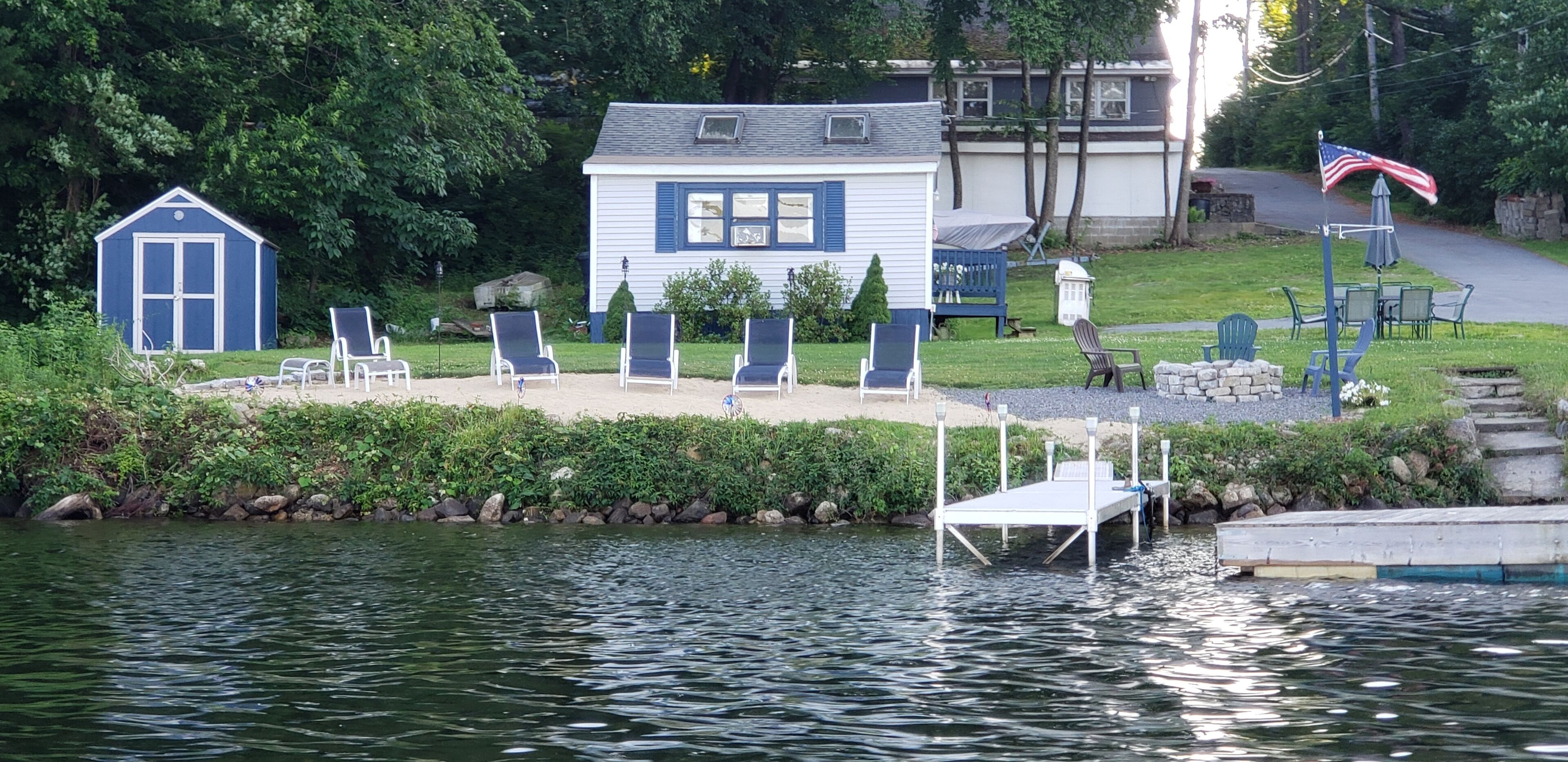 Quaint Cottage right on Long Pond in Dracut Massachsettes. Lake view,