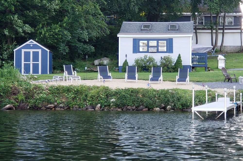 Quaint Cottage right on Long Pond in Dracut Massachsettes. Lake view,