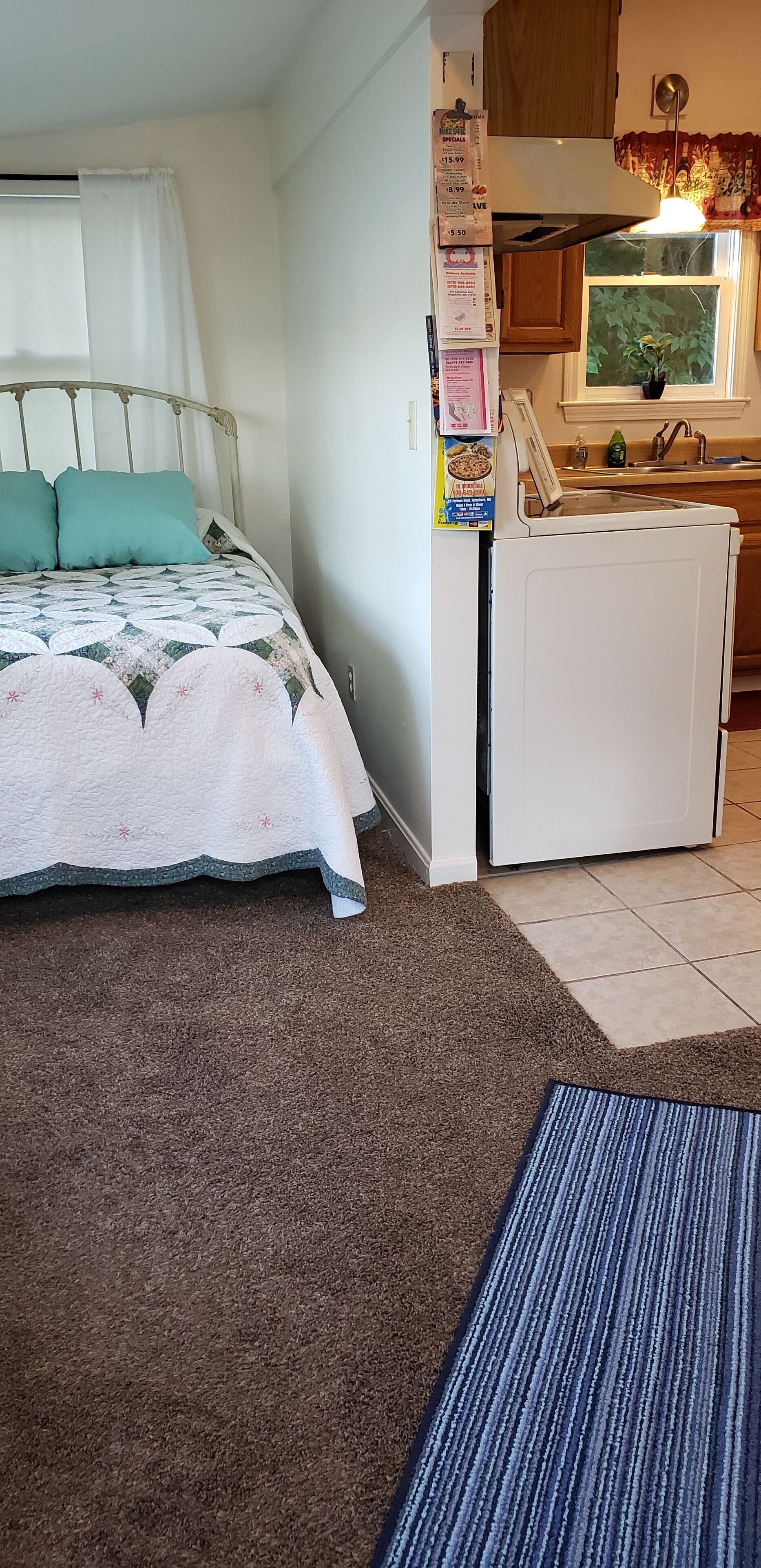 Quaint Cottage right on Long Pond in Dracut Massachsettes. Lake view,