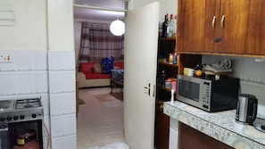 Kylskåp, mikrovågsugn, spishäll och vattenkokare