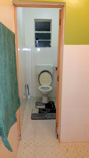 Shower, towels, toilet paper - Parklands Highrise Apartment, 1st Street (Nairobi)