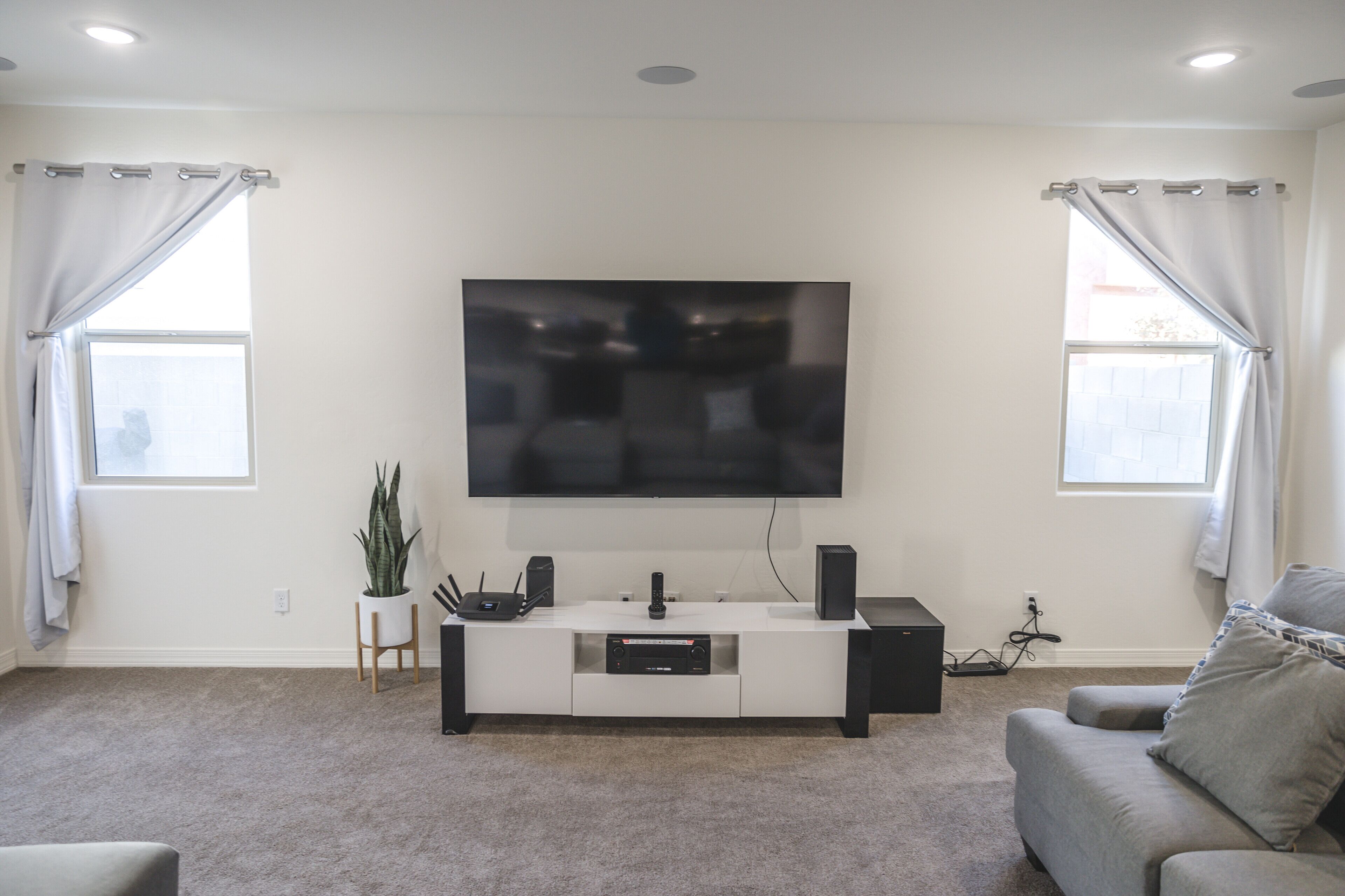 MODERN/Contemporary Smart Home! Comfort at its MAX!