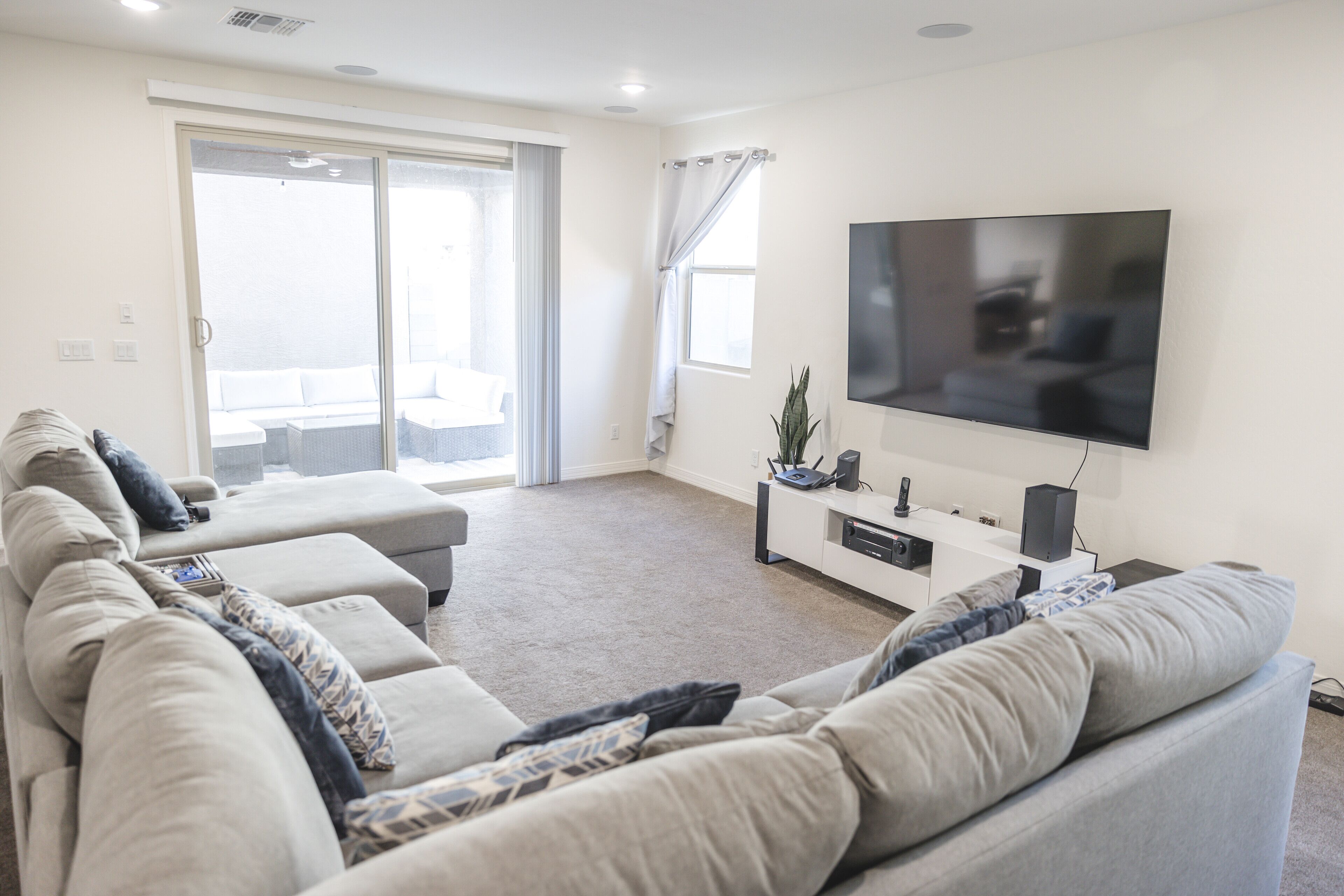 MODERN/Contemporary Smart Home! Comfort at its MAX!