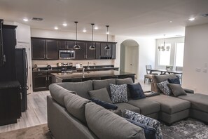 Smart-TV, Kamin, Musikbibliothek, Videothek