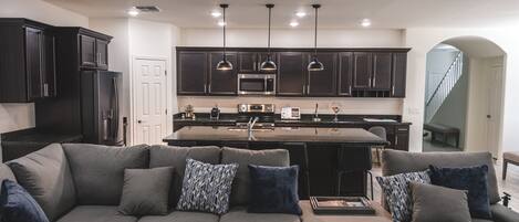 Smart-TV, peis, musikkbibliotek og filmbibliotek