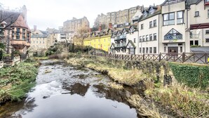 A river running through a town with historic buildings on either side. - Dean Village Studio Apartment (Edinburgh)