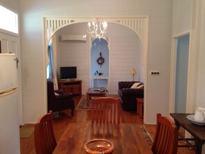 Una televisión, una chimenea, un reproductor de DVD, una videoteca