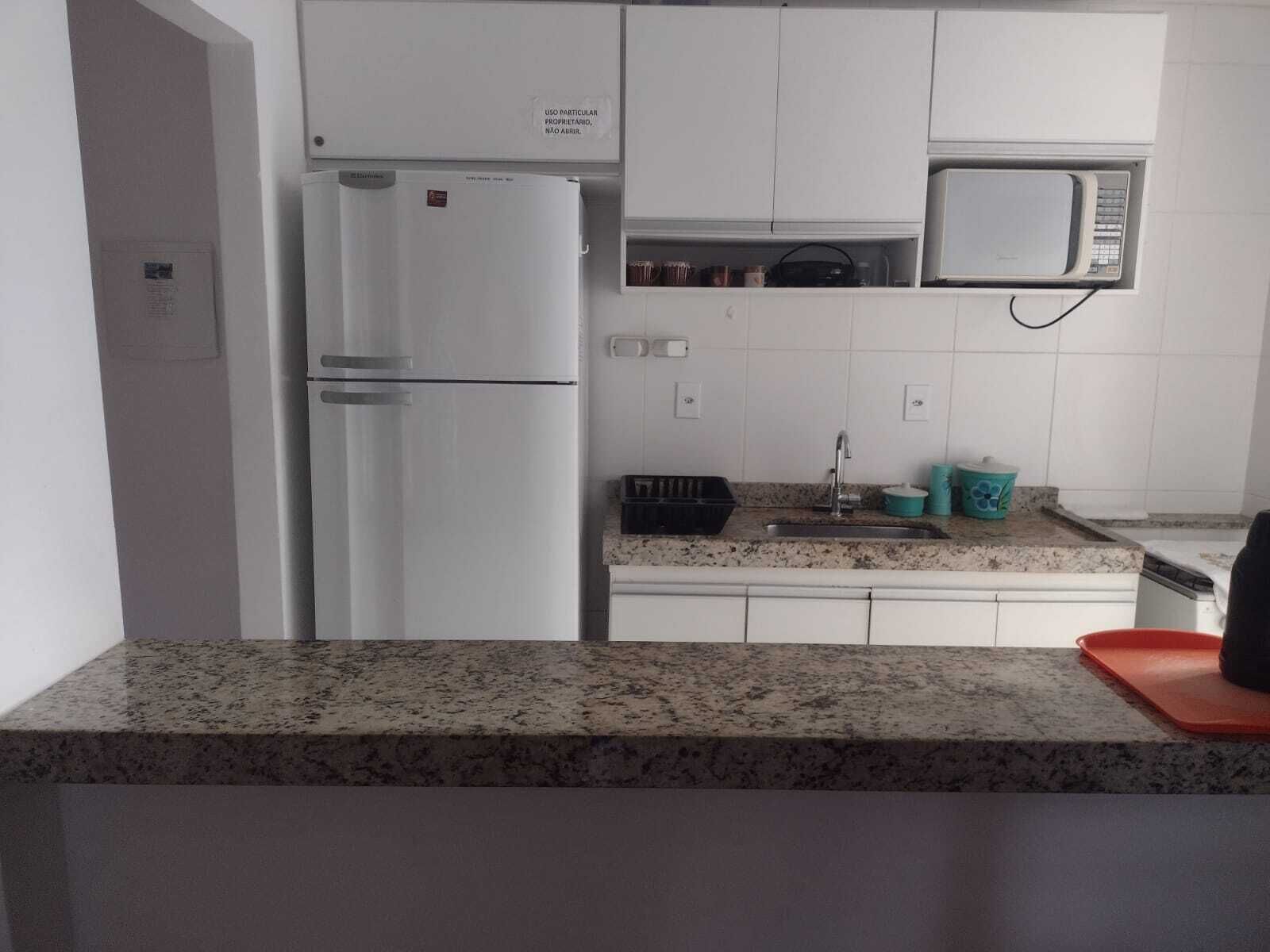 Een koelkast, een magnetron, een kookplaat, een blender