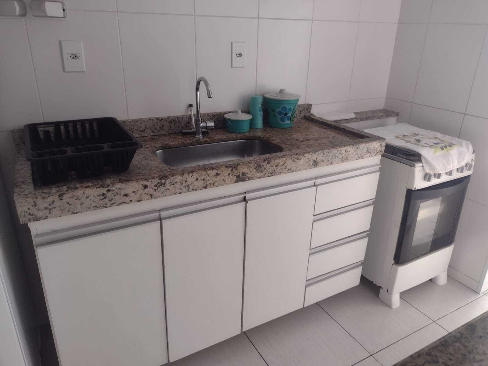 Refrigerador, microondas, parrilla de estufa y licuadora 