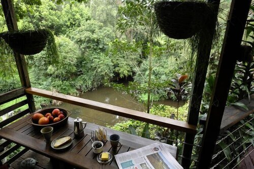 Perched on the bank of Broughton Mill Creek & only 500 meters from Berry centre