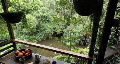 Am Ufer des Broughton Mill Creek und nur 450 m vom Stadtzentrum entfernt