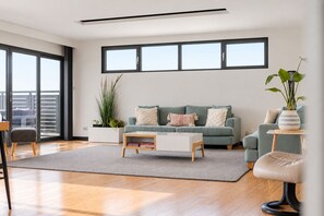 Una sala de estar moderna con un sofá, una mesa de centro y plantas.