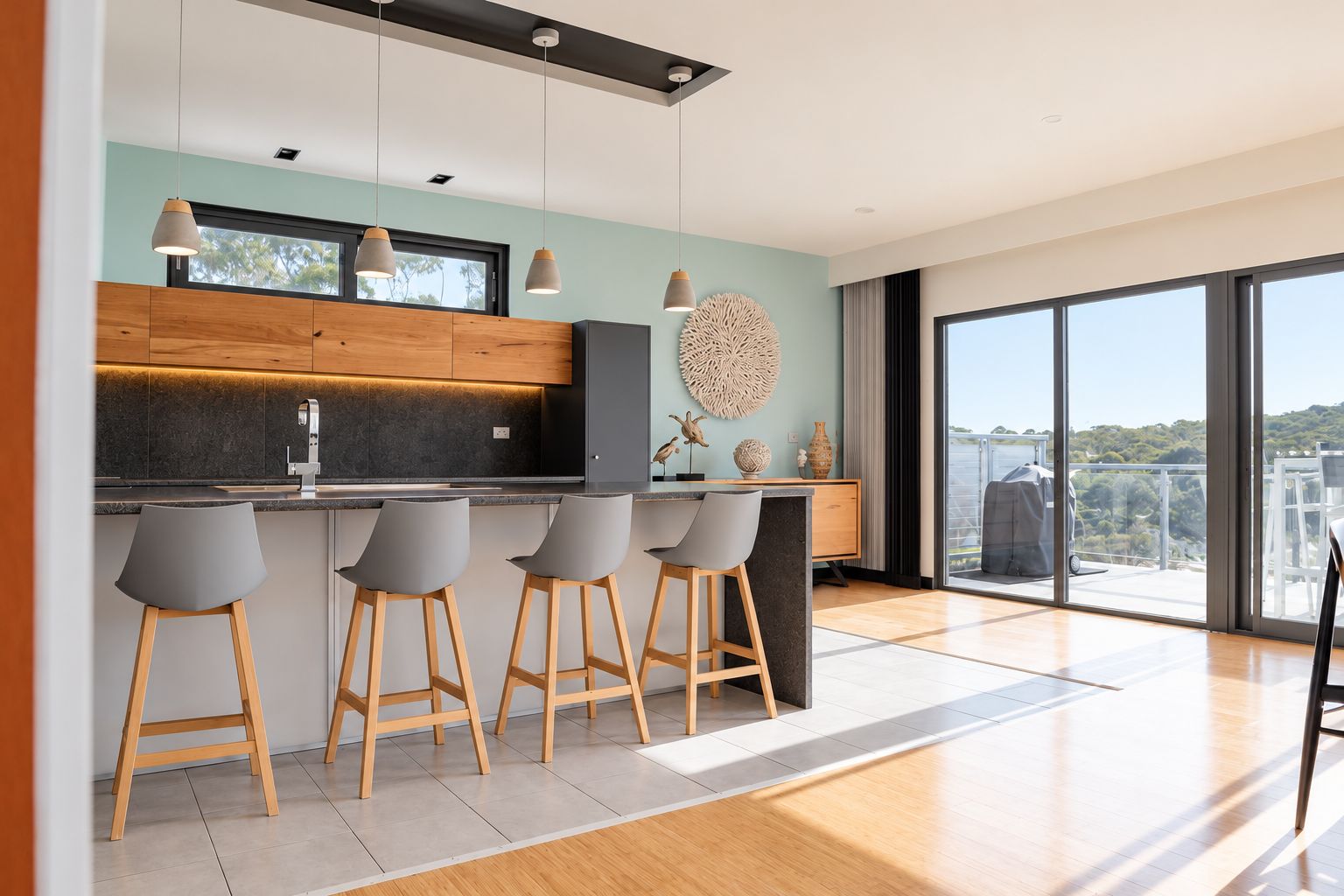 Eine moderne Küche mit Barbereich, Holzstühlen und einem großen Fenster mit Blick auf die Stadt.