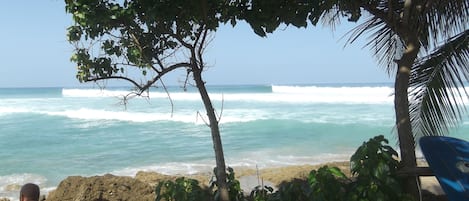 En la playa, camastros y toallas de playa