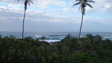 Sulla spiaggia, lettini da mare, teli da spiaggia