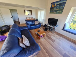 Flat-screen TV, DVD player, stereo - Romantic Hideaway with Beautiful Seaviews (Haruru)