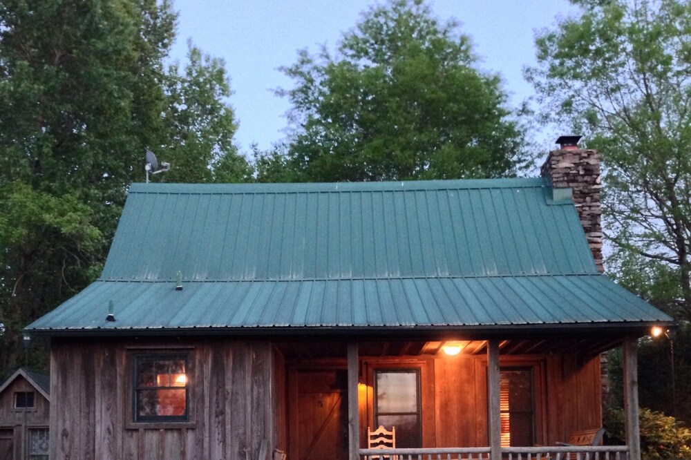Quiet, Charming & Beautiful 2 Bedroom Cabin on the Little Red River