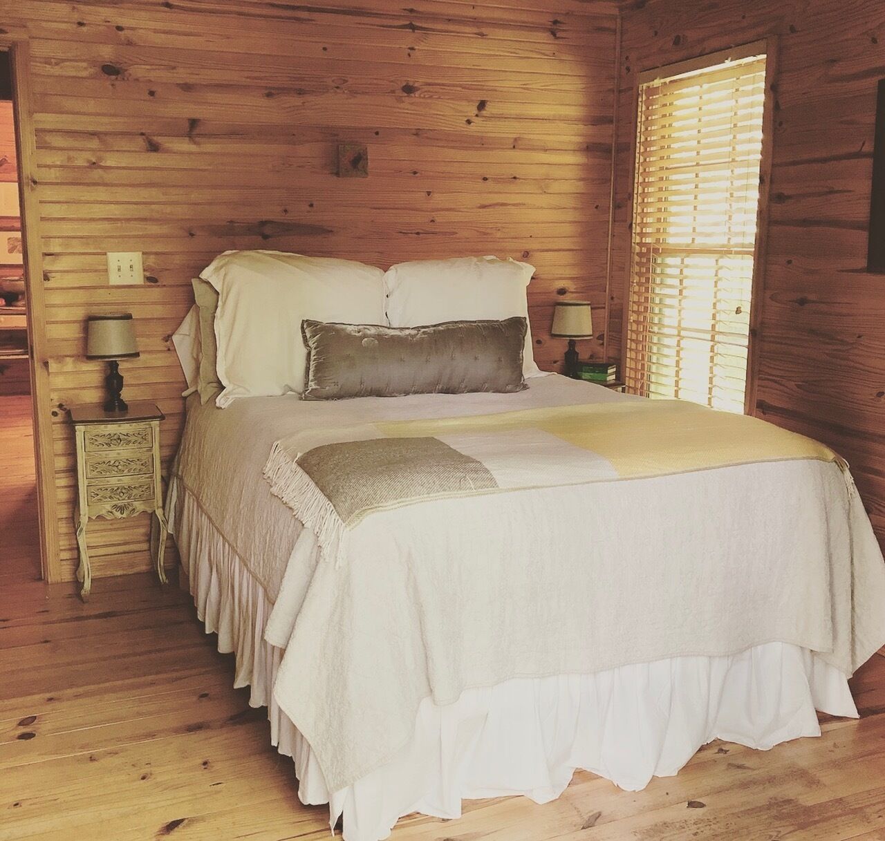 Quiet, Charming & Beautiful 2 Bedroom Cabin on the Little Red River 