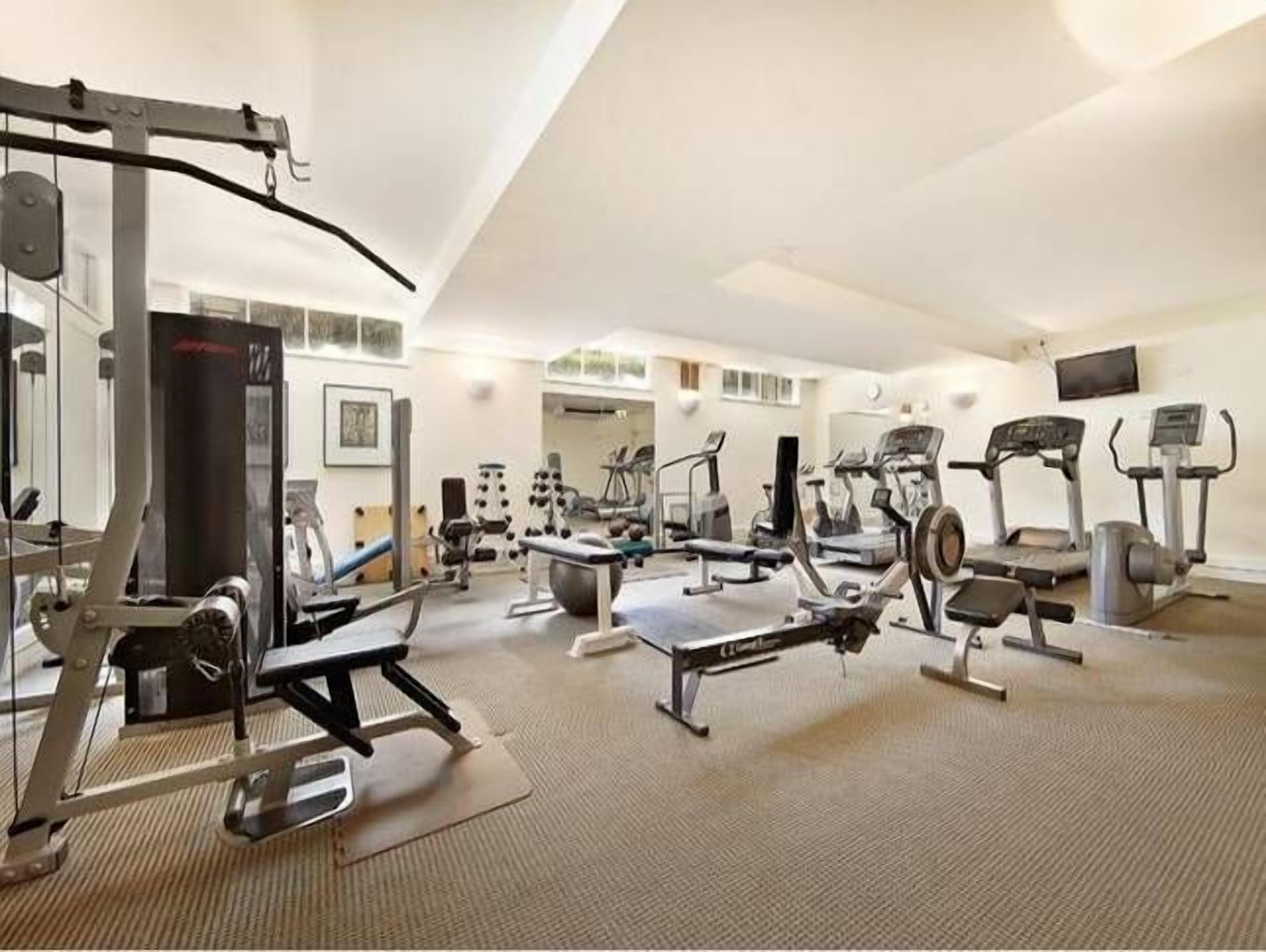 Park Lane Apartment East Melbourne — image 18