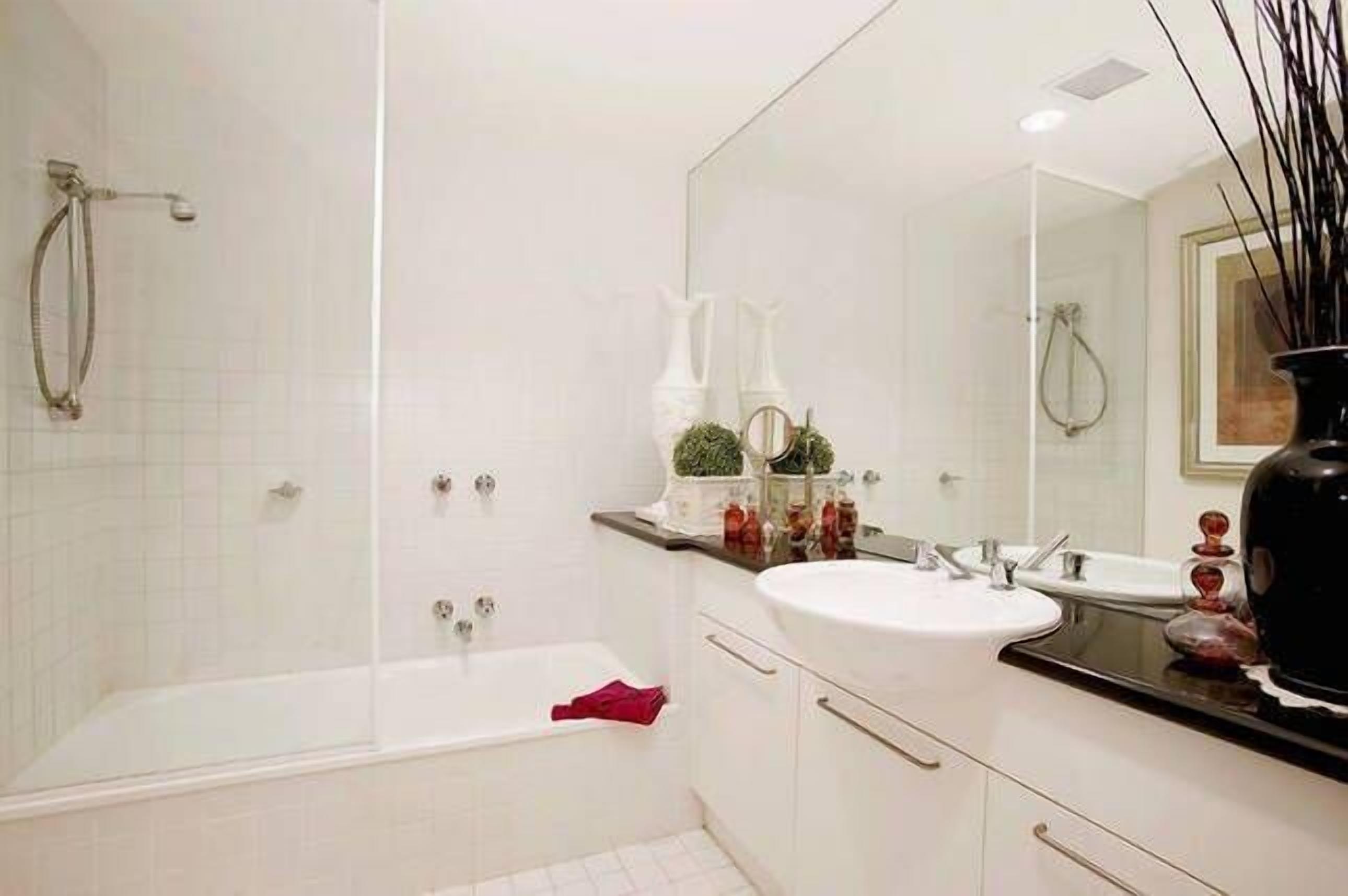 Park Lane Apartment East Melbourne — image 3