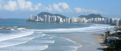 Perto da praia, espreguiçadeiras 