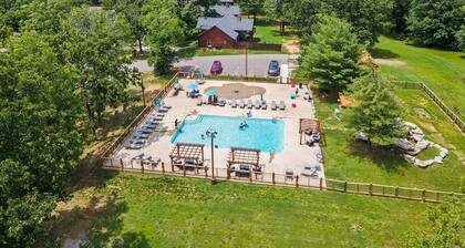 Real Log Cabin-HotTub, Loft, Near Big Cedar, Dog Friendly, Free Daily Attractions Tickets!