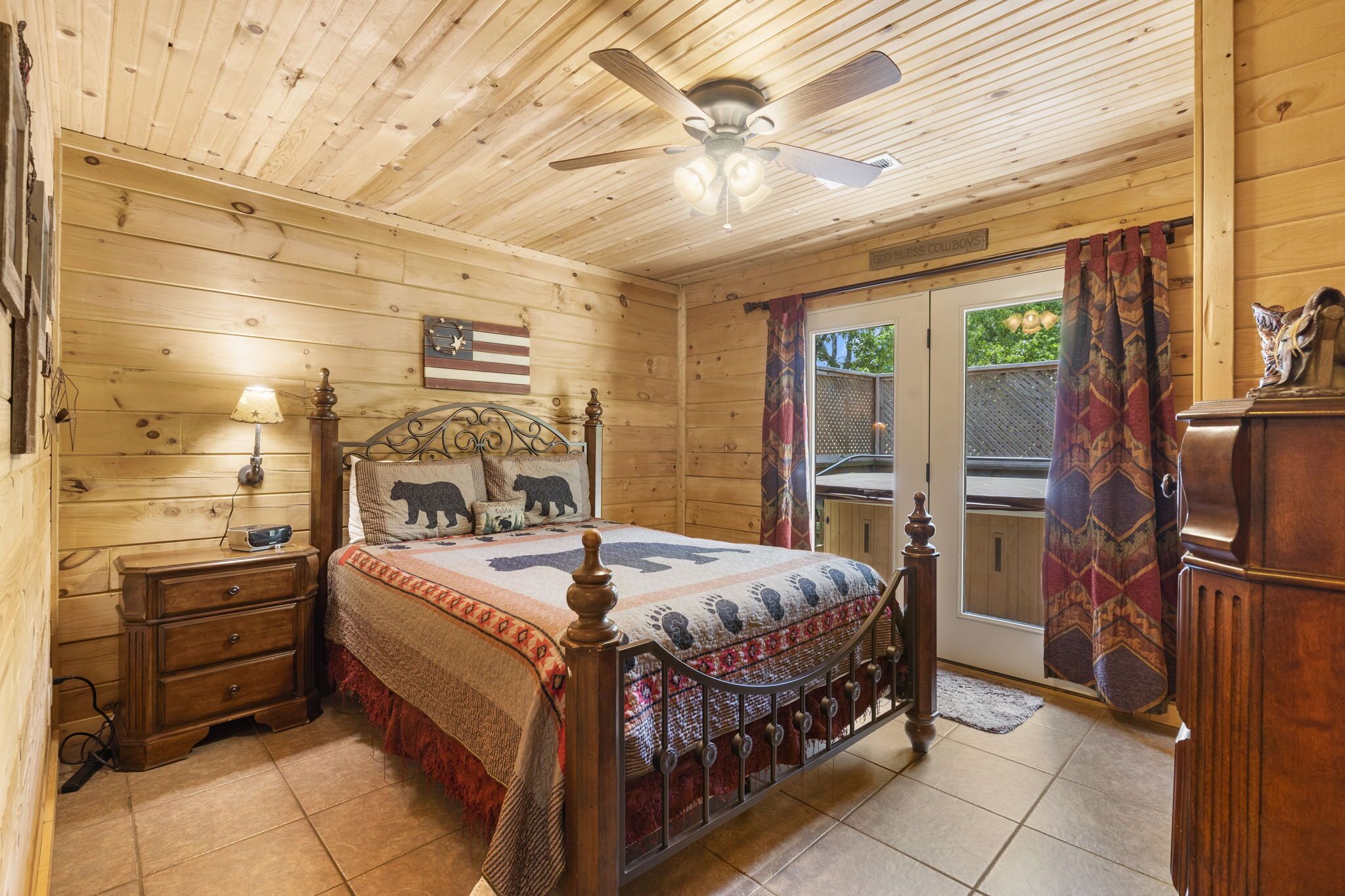 real Log Cabin with Hot Tub! Loft! Near Big Cedar Pet Friendly!