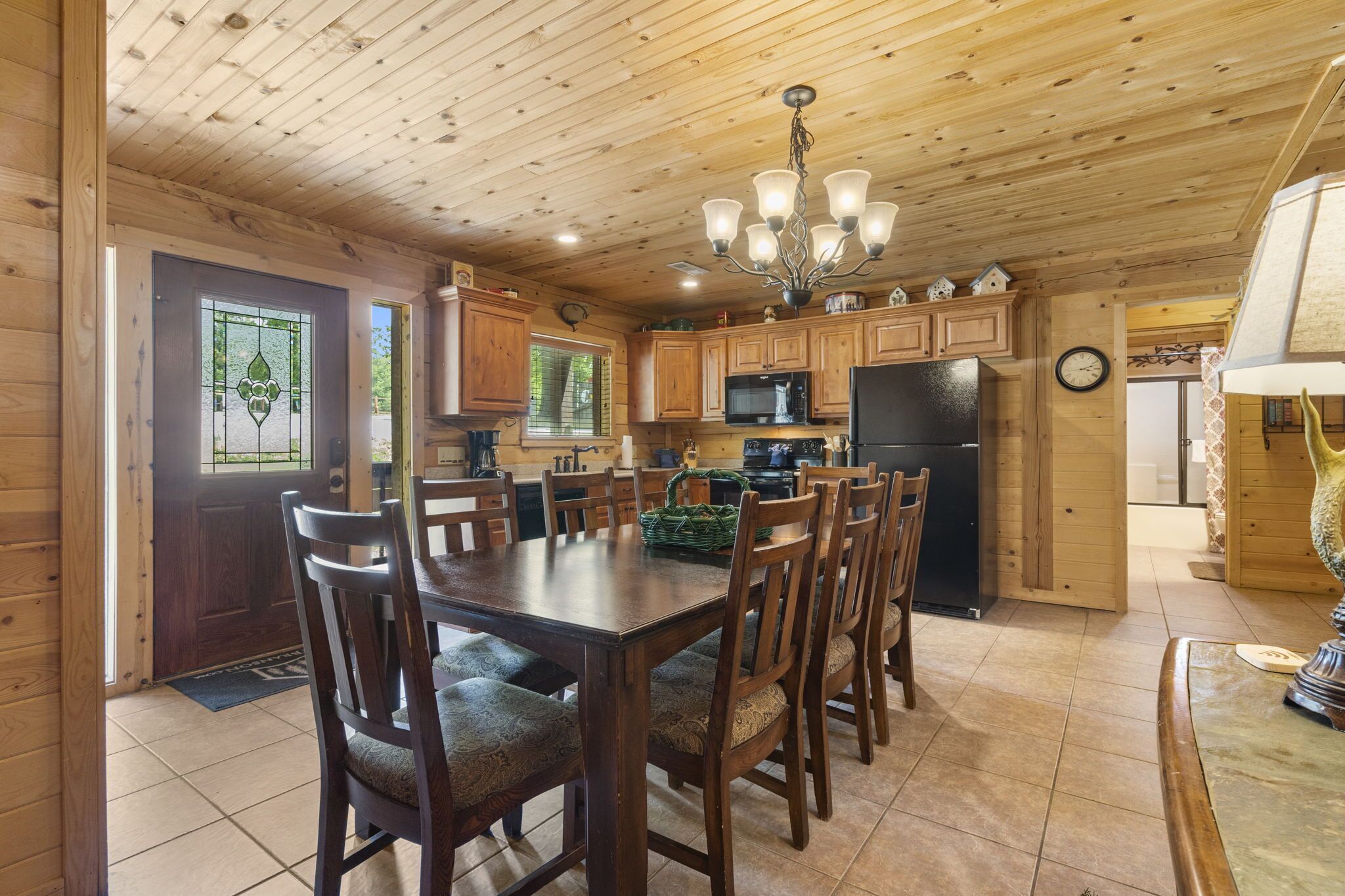 real Log Cabin with Hot Tub! Loft! Near Big Cedar Pet Friendly!