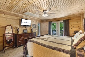 3 bedrooms, iron/ironing board, free WiFi, bed sheets - Authentic Log Cabin-HotTub, Loft, Near Big Cedar, Pet Friendly, Free Daily Attraction Tickets! (Ridgedale)