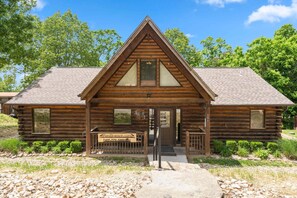 Exterior - Authentic Log Cabin-HotTub, Loft, Near Big Cedar, Pet Friendly, Free Daily Attraction Tickets! (Ridgedale)