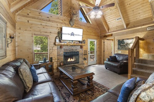 Authentic Log Cabin-HotTub, Loft, Near Big Cedar, Pet Friendly, Free Daily Attraction Tickets!