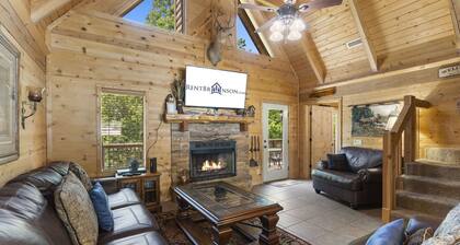 Authentic Log Cabin-HotTub, Loft, Near Big Cedar, Pet Friendly, Free Daily Attraction Tickets!